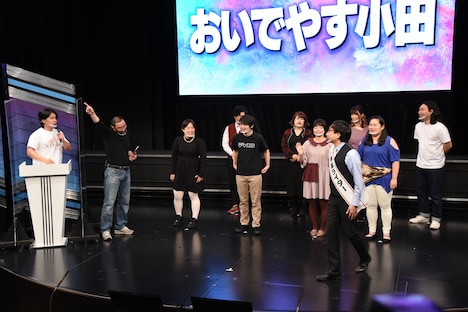 「R-1専属ライター」として会見に登場したおいでやす小田（手前右）が記者席へ移動するよう仕向けられた場面。