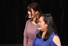 紺野ぶるま（後方）