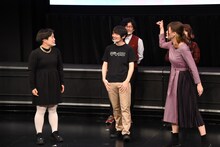 ラップバトルを繰り広げる、ゆりやんレトリィバァ（左）と紺野ぶるま（手前右）。