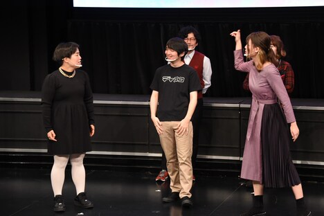 ラップバトルを繰り広げる、ゆりやんレトリィバァ（左）と紺野ぶるま（手前右）。