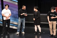 囲み取材のワンシーン。