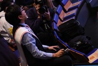 「R-1専属ライター」として記者席から取材する、おいでやす小田。