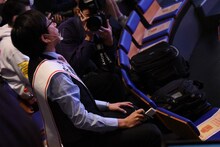 「R-1専属ライター」として記者席から取材する、おいでやす小田。