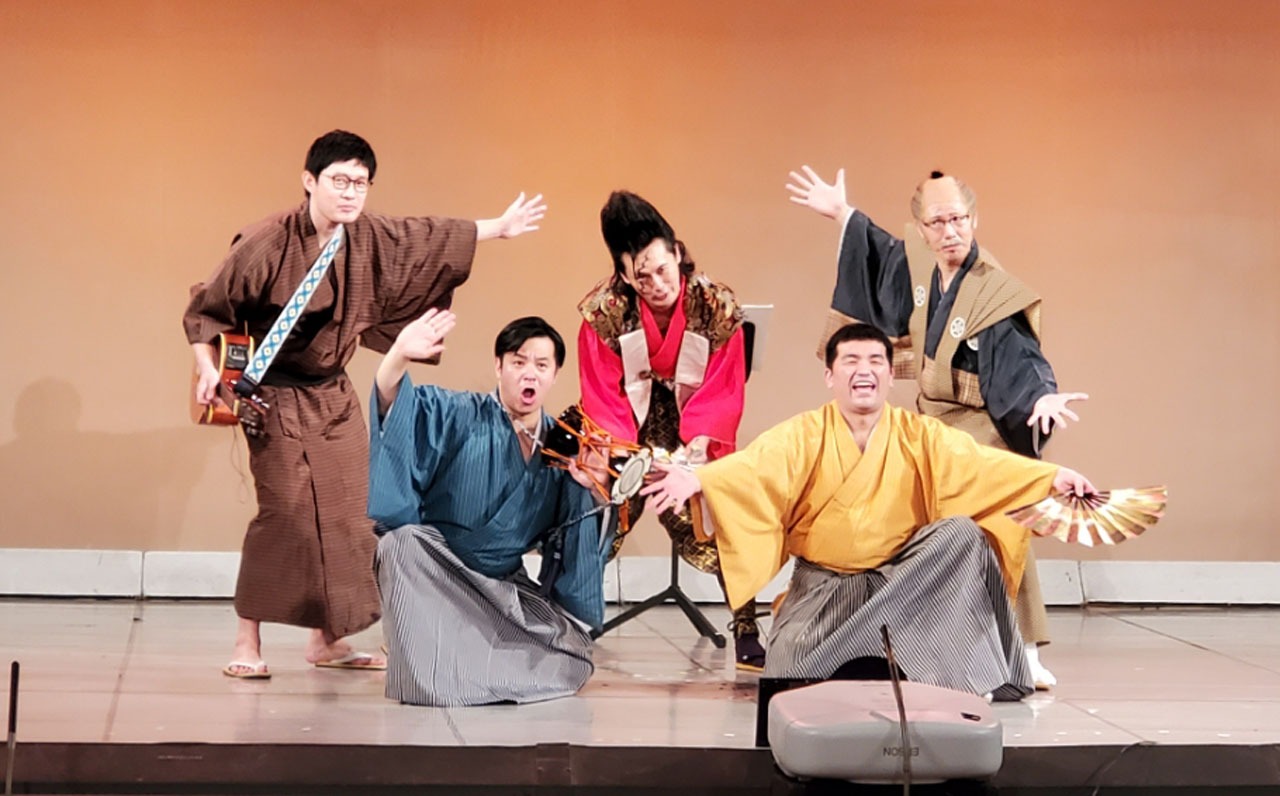 すゑひろがりず（手前）と武将様（後列中央）、浅越ゴエ（後列右）、武将様の伴奏を担当したデレク（後列左）。