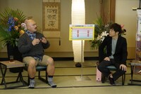 左から安田大サーカス・クロちゃん、陣内智則。(c)読売テレビ