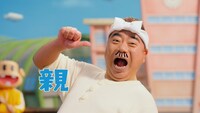テレビCM「親子 de いいのだ！」に出演する出川哲朗。