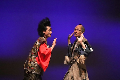 うれしくて小躍りする武将様（左）と、武将様がうれしいと自分もうれしいゴエ爺（右）。