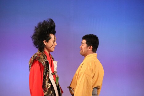 武将様をあと少しで笑わせることができそうなすゑひろがりず三島(右)。