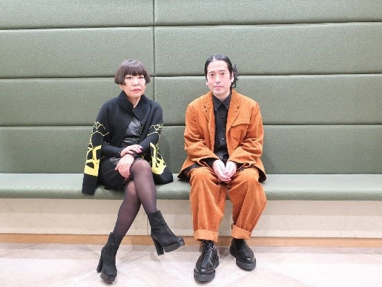 コシノジュンコ（左）とピース又吉（右）。