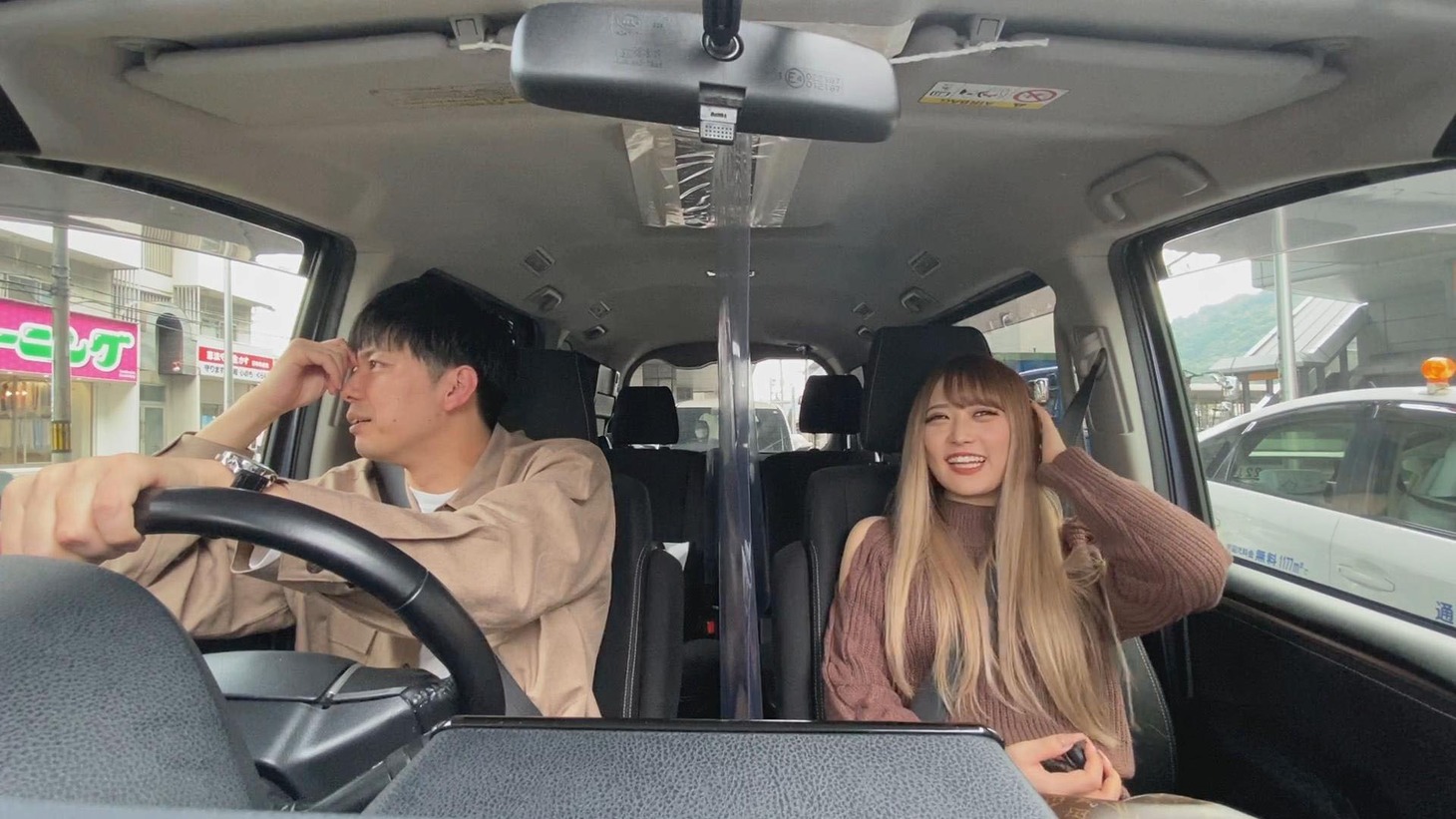 ラフレクラン西村（左）と伊藤桃々（右）。