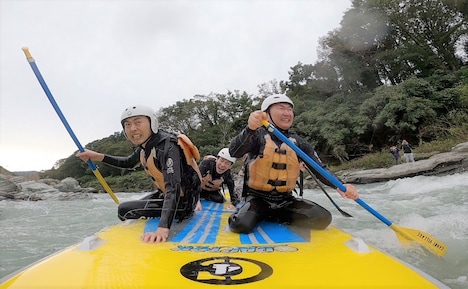 「モンスターSUP」に挑むアンガールズ田中（左）とかまいたち。