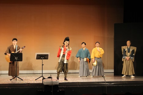 エンディングで歌う武将様（左から2人目）。
