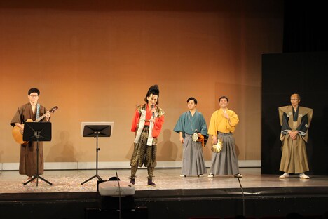 エンディングで歌う武将様(左から2人目)。