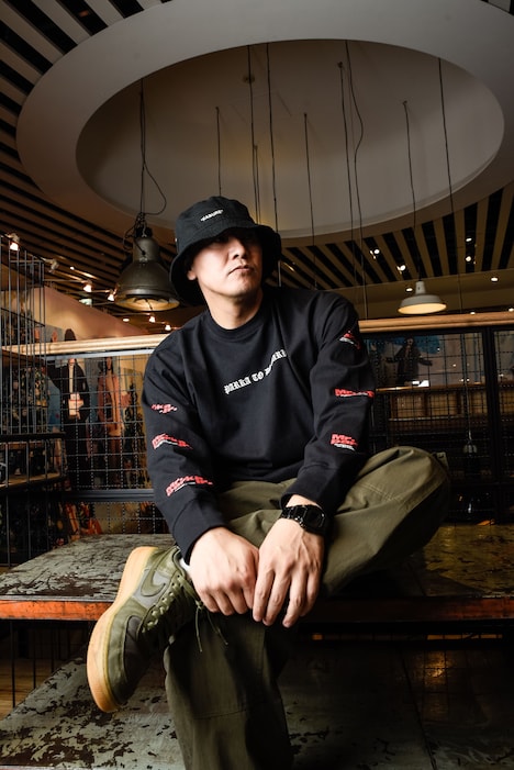 Mr.パーカーJr.と「niko and ...」のコラボグッズの着用イメージ。