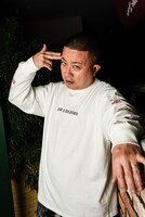 Mr.パーカーJr.と「niko and ...」のコラボグッズの着用イメージ。