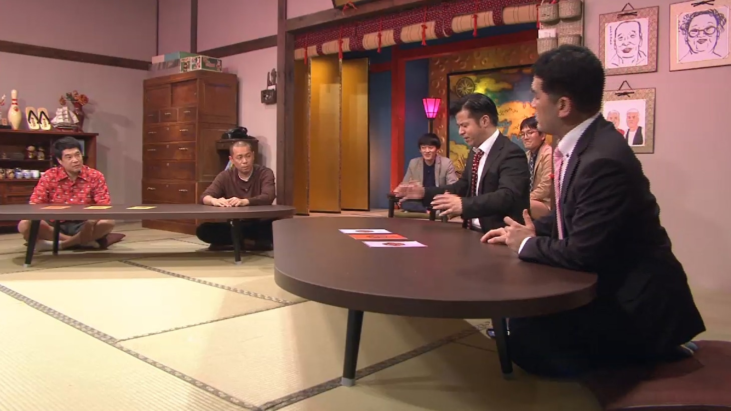 「ジンギス談！」にゲスト出演し、スーツ姿となるすゑひろがりず（右）。