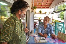 「迷宮グルメ 異郷の駅前食堂」で「お茶を飲むだけなのに疲れ果てる」様子のヒロシ（右）。(c)BS朝日