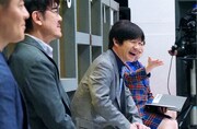 ネタを鑑賞する内村光良ら。