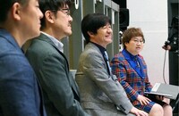 ネタを鑑賞する内村光良ら。