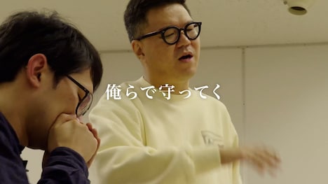 ラップを披露するシソンヌ長谷川(右)とビートボックスを担当するシソンヌじろう(左)。