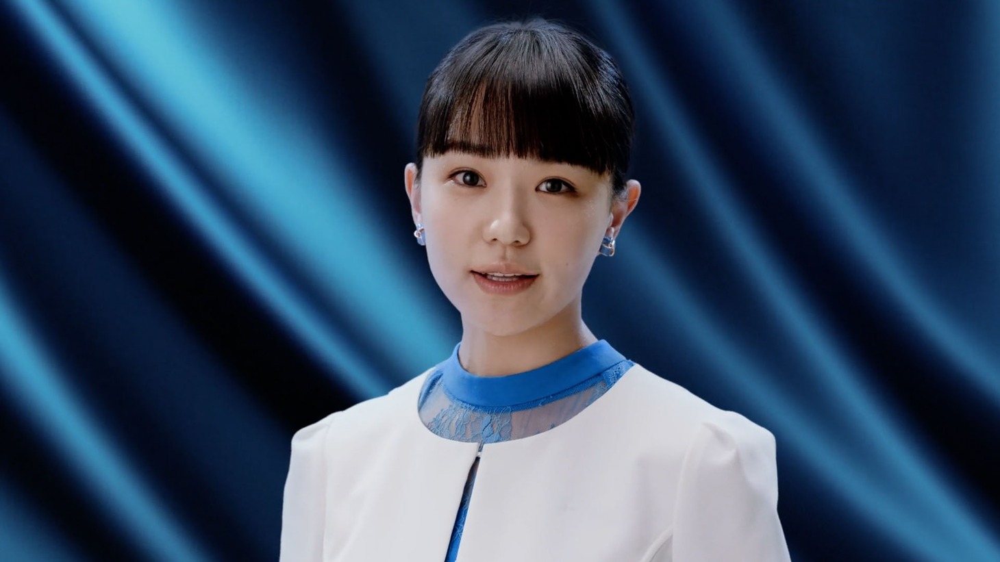 奈緒が出演するスワン党のCM。
