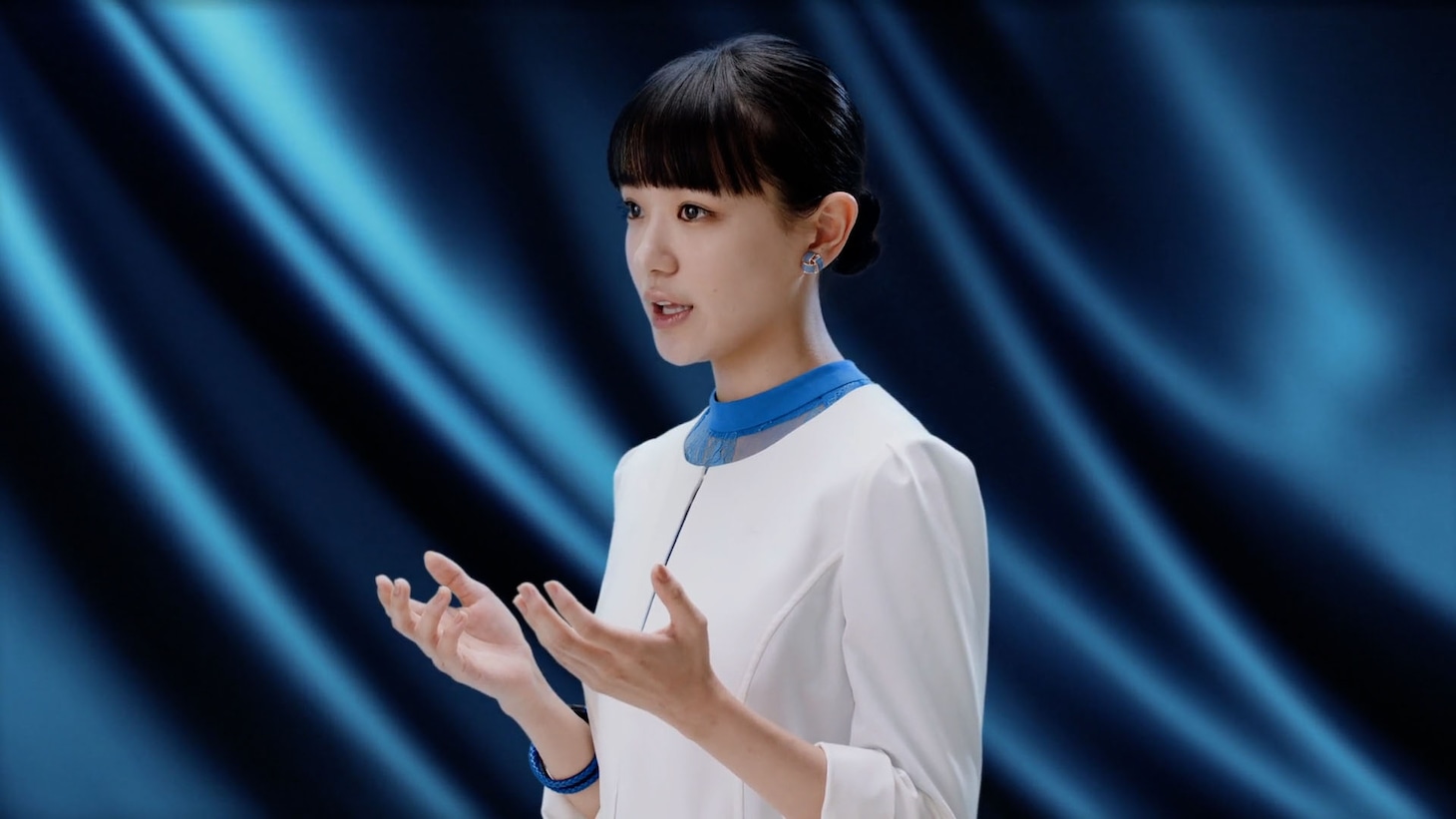 奈緒が出演するスワン党のCM。