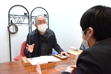 JOJO広重さんによる鑑定中の様子。