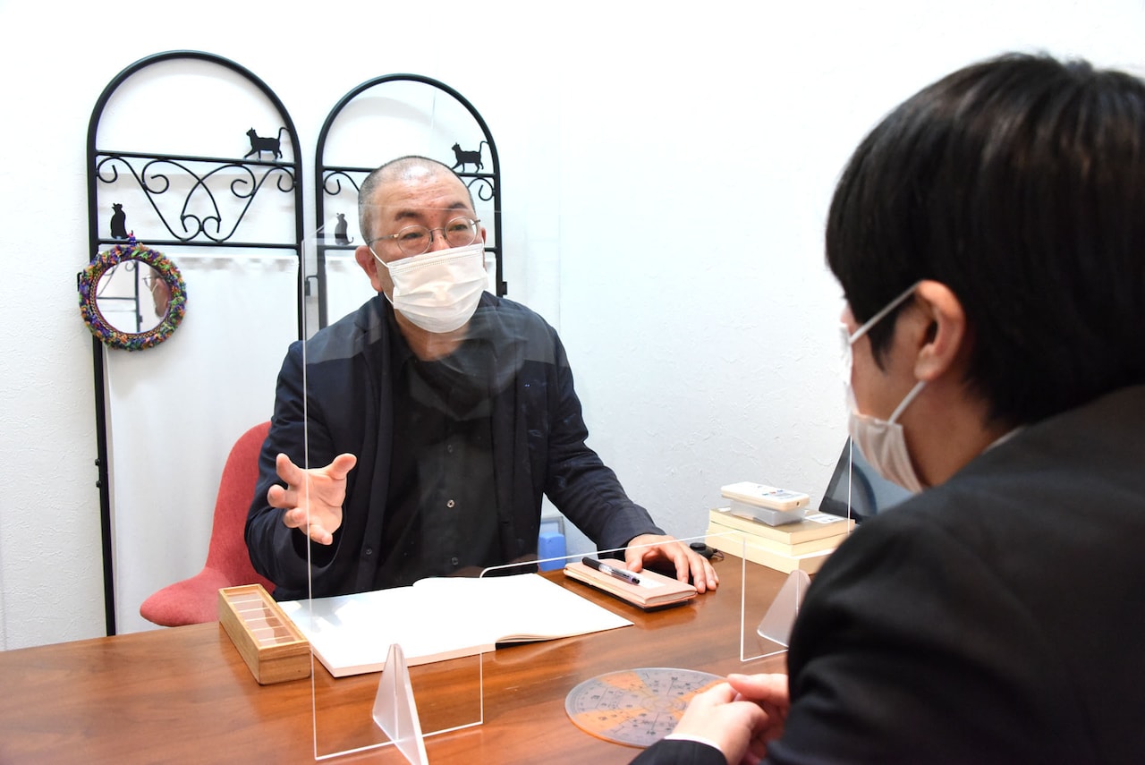 JOJO広重さんによる鑑定中の様子。