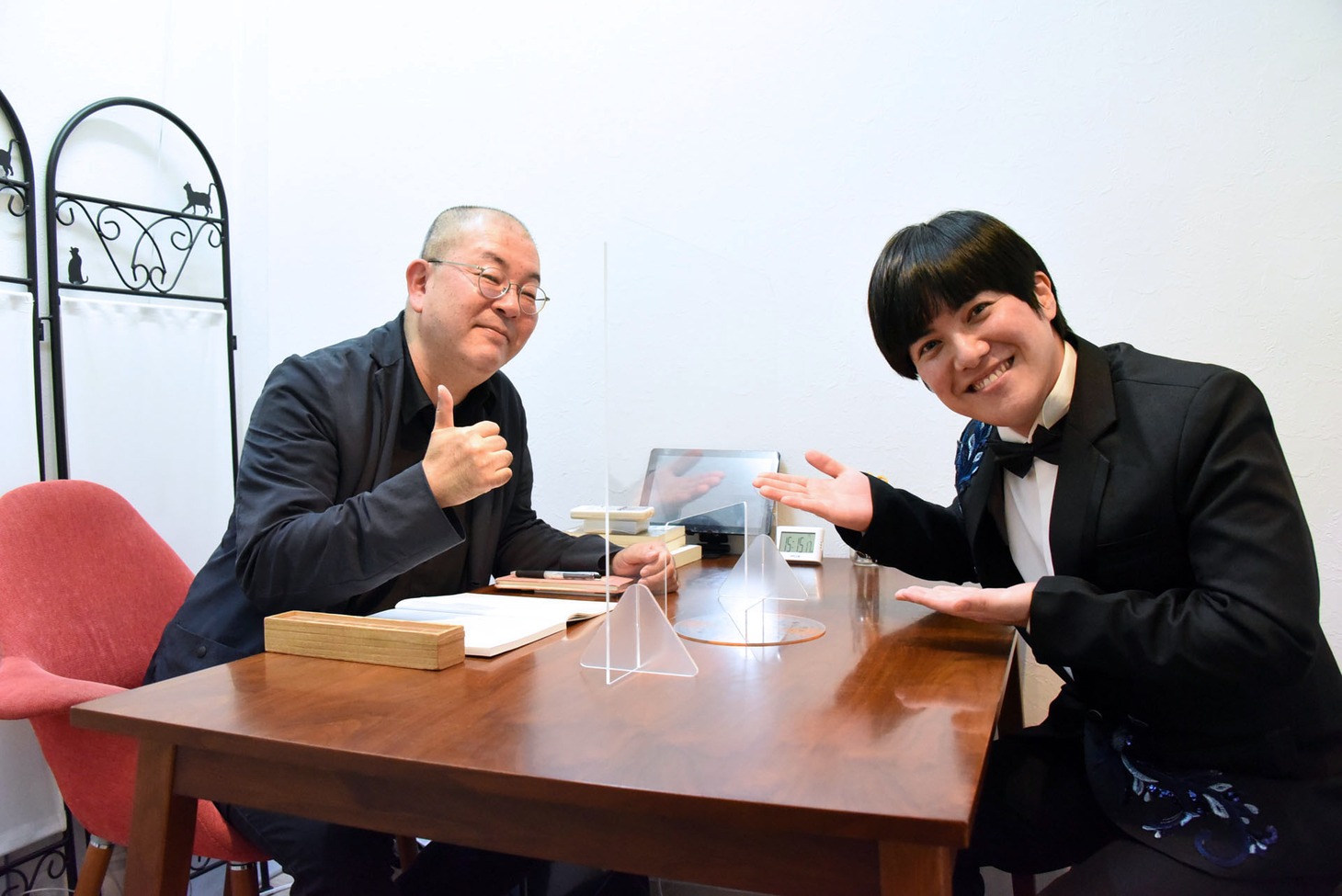 占ってくれたのはノイズバンド・非常階段でも活躍するJOJO広重さん（左）。