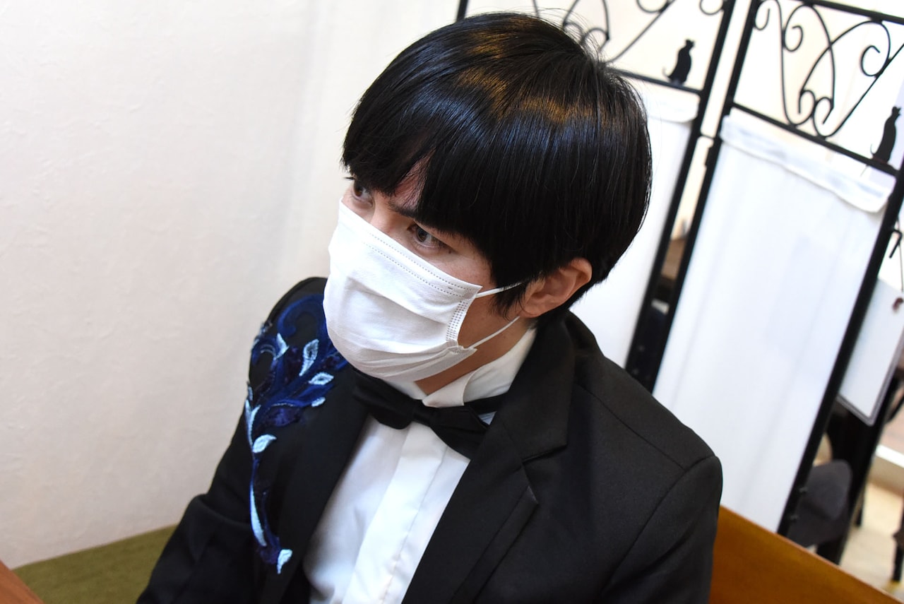 真剣に話を聞く溜口さん。