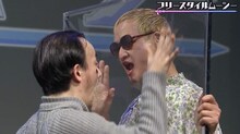 ムーシー藤田（左）とカトリーヌに扮するガリットチュウ福島（右）。