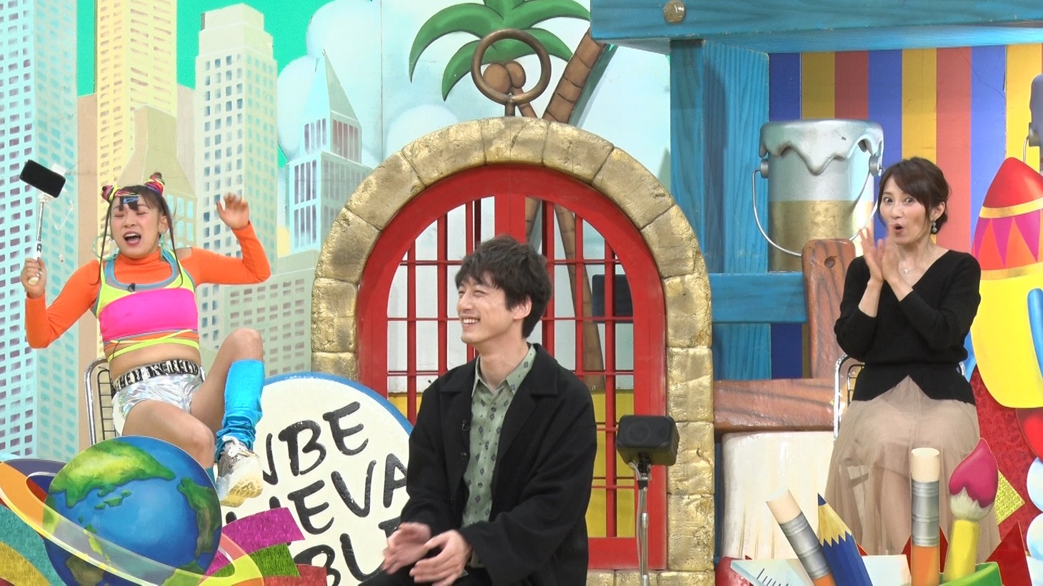 左からフワちゃん、坂口健太郎、亀井京子。(c)日本テレビ