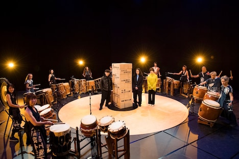 和太鼓集団GOCOOと山口一郎、ピース又吉、平手友梨奈。(c)NHK