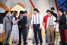 ニューヨーク、オズワルドら東京・ヨシモト∞ホールのメンバーも登壇したよしもと漫才劇場の6周年記念記者会見の様子。