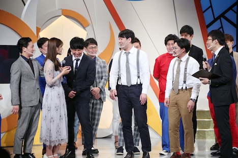 ニューヨーク、オズワルドら東京・ヨシモト∞ホールのメンバーも登壇したよしもと漫才劇場の6周年記念記者会見の様子。