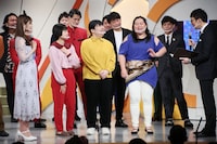 よしもと漫才劇場の6周年記念記者会見に登壇したぼる塾（前列中央3人）。