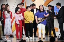 よしもと漫才劇場の6周年記念記者会見に登壇したぼる塾（前列中央3人）。