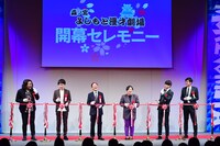 テープカットの様子。