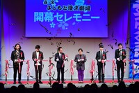 テープカットの様子。