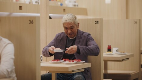 くら寿司の新CM「相方を見た（まぐろ＆ずわい）」編より。