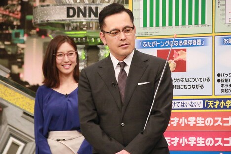 アリタ哲平と小澤陽子アナ（後方）。(c)フジテレビ