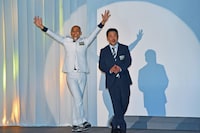 記者会見に登場する錦鯉。