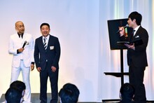 （左から）錦鯉、MCの麒麟・川島。