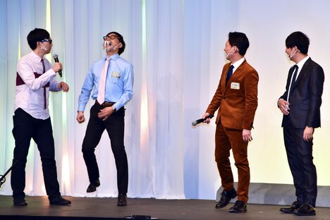 (左から)おいでやすこが、ニューヨーク。おいでやす小田(左から2人目)が絶叫しているワンシーン。