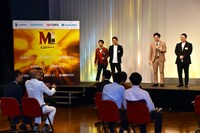 東京ホテイソンたける（ステージ上、右から2人目）の父親と、錦鯉・長谷川（手前左から2人目）の年齢が同じだというトークのワンシーン。