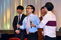 配信後に行われた取材陣との質疑応答で質問に答えるおいでやす小田（中央）。