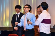 配信後に行われた取材陣との質疑応答で質問に答えるおいでやす小田（中央）。