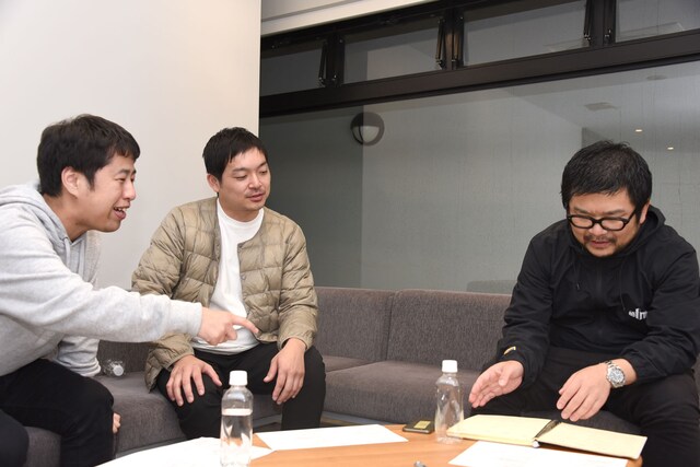 記憶を失いかける宮嵜P（右）。手帳を見ながら回想する。