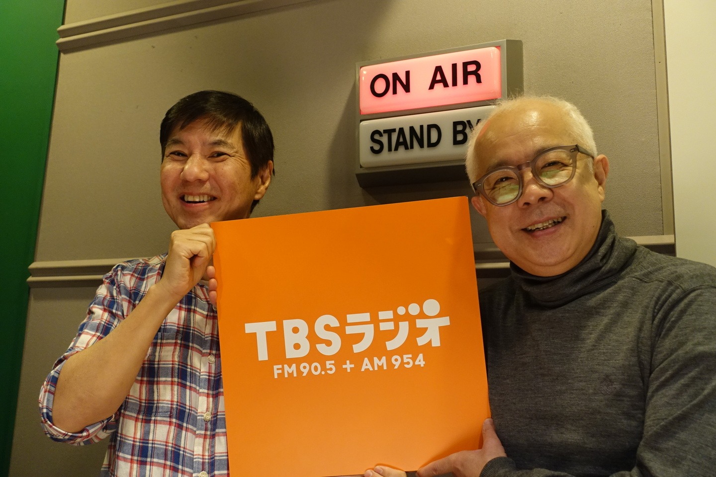 コサキンこと関根勤（左）と小堺一機（右）。