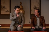 第1話でうっちゃんの父親を演じる内村光良（左）、うっちゃんの伯父を演じる竹中直人（右）。(c)NHK